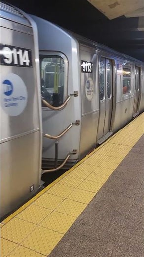 R160 (R) train arriving at Whitehall Street