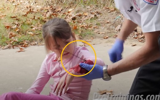 实拍动脉被割破，血大口直接喷出来！这种情况该如何急救？@油兔不二字幕组