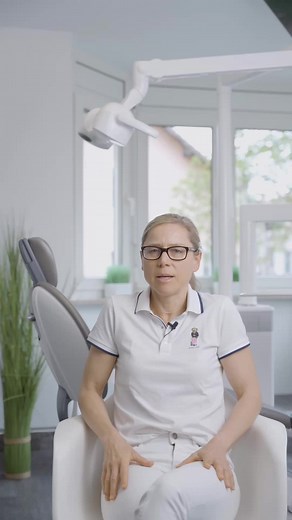 🦷✨ So kleben wir Brackets bei uns in der Praxis! Im Video erkläre ich Euch Schritt für Schritt, wie das Ganze abläuft – ganz ohne Stress und mit viel Feingefühl 💪😁 Ihr wollt wissen, was hinter den Kulissen passiert, bevor die Zahnspange richtig loslegt? Dann schaut rein! 🎥👀 #Brackets #Zahnspange #Kieferorthopädie #SmileJourney #Zahnmedizin #PraxisAlltag #BehindTheScenes #GesundesLächeln #DentalCare #BracketsKleben