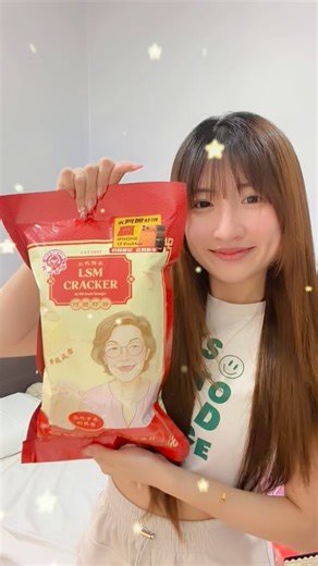 𝗘𝗹𝗮𝗶𝗻𝗲 𝗚𝗼𝗵 ∙ Reverie🦋 on Instagram: "🦐✨ 阿嬷虾饼 真的有一种味道 一吃就会想起家🥹 这个虾饼是从阿嬷的家乡味传下来的 不是随便做的零食，是有故事、有温度的那种💗✨🎞️ 现在的新包装我很喜欢👇 ✔ 更干净卫生 ✔ 吃完不会油到整只手 ✔ 很脆，越吃越停不下来 比起外面那种散装的 这个真的更安心，保质期也比较久 买来自己吃，或当伴手礼送家人、送长辈、送朋友都很适合 🎁 ⚠️ 重点来了 现在有活动！ 只要参与/购买，就有机会抽奖 🎉 QR code 就在 wet tissue 的袋子里面， 吃完抹手，顺手扫一下刚刚好 😆 🎁 奖品包括： ✨ iPhone 17 Pro Max ✨ Gold Bar ✨ AirPods ✨ 现金奖 总价值 10k++ 📅 活动到 3 月 30 号 截止哦～ 一包虾饼，可能不只是回忆 也可能是你的好运 🍀 #阿嬷虾饼 #家乡味 #伴手礼 #脆到不行 #吃零食也要有故事 日常分享 抽奖活动"