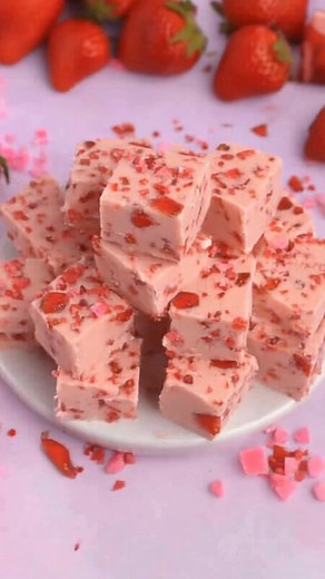 Bailey's Strawberries & Cream Fudge 🍫🍓 A delightful and creamy fudge that combines the rich flavors of Bailey's Strawberries & Cream with sweet white chocolate, perfect for a sweet treat or gift! Ingredients: 600 g white chocolate, chopped 175 g condensed milk 100 ml Bailey's Strawberries & Cream liqueur Pink food coloring (optional) 14 g freeze-dried strawberries, crushed Directions: Prepare the Pan: Line an 8-inch (20 cm) square baking dish with parchment paper, leaving some overhang for eas