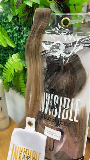 Invisible Clip-In Extensions sind die perfekte Lösung für alle, die sich mehr Volumen oder Länge wünschen – ohne dauerhafte Veränderung. 💛 Die Vorteile: ✔️ Nahtlose, unsichtbare Übergänge ✔️ Extrem flach – ideal auch bei feinem Haar ✔️ 100 % Echthaar – stylbar wie dein eigenes Haar ✔️ Schnell einsetzbar & wiederverwendbar ✔️ Kein Kleben, kein Schaden am Eigenhaar 💫 Die Einsatzgebiete: – Für besondere Anlässe wie Hochzeiten oder Events – Für mehr Fülle im Alltag – Für Fotoshootings oder Styling
