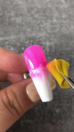 Creative Nail Art Tutorial: Gradient Sponge Technique with Aurora Magic Mirror Powder