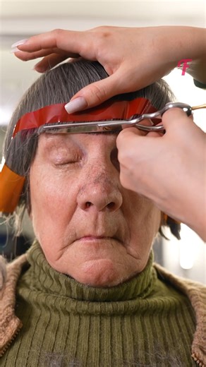 Ihr Aussehen wurde durch einen Kurzhaarschnitt, professionelles Make-up und stilvolle Kleidung völlig verändert. #FabiosaMakeOver #Fabiosa #MakeOver #NewLook #Umwandlung #FreshLook | Fabiosa Deutschland