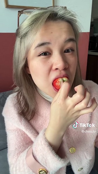 24/7 thèm ăn dâu tây nhưng mà ăn hoài thì đúng là hơi đau ví các bác ạ =)))))))) #metubnetwork #metub #AnCungTikTok #metub #learnontiktok #viral #trending #xuhuong #tetmaiman #mukbang