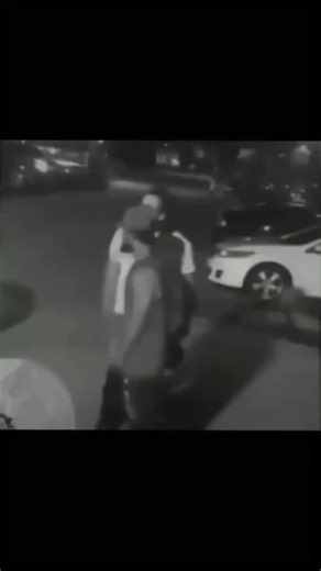 cavkaz on Instagram: "2001년 개봉한 영화 “A Beautiful Mind”는 단순히 천재 수학자의 삶을 다룬 작품이 아니라, 인간이 내면의 혼란 속에서도 어떻게 사랑과 신뢰로 자신을 되찾아가는지를 보여주는 깊은 이야기입니다. 화려한 계산 장면보다 존 내쉬가 마음속 그림자를 이겨내려는 순간들이 훨씬 더 오래 기억에 남죠. 특히 그가 현실과 환상 사이에서 흔들리면서도 끝까지 아내를 향한 마음을 놓지 않는 모습은 묘하게 가슴을 저릿하게 만듭니다. 이 영화에서 감정을 완성시키는 요소는 바로 잔잔한 피아노 선율과 차분한 배경음악입니다. 처음에는 조용히 스며들지만, 어느 순간 관객도 모르게 내쉬의 감정에 같이 잠기게 되죠. 후반부, 아내가 내쉬의 손을 잡아주던 장면에서는 음악과 화면이 자연스럽게 겹쳐지면서 눈시울이 뜨거워지는 경험을 하게 됩니다. 많은 이들이 “이 장면만 떠올려도 이상하게 마음이 찡하다”고 말하는 이유도 그 때문일 겁니다. 이 영화가 여러 상을 휩쓴 건 단