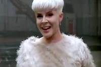 ‘SNL’ Cast Recreates Robyn’s ‘Call Your Girlfriend’ Video: Watch