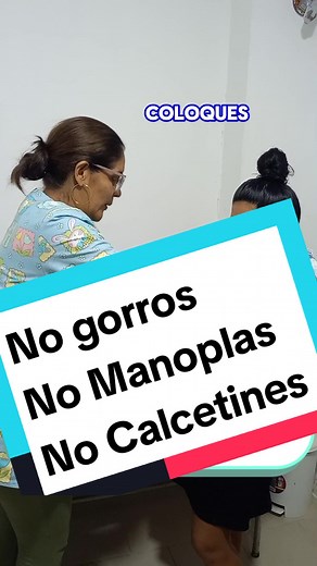 Al nacer de inmediato se le coloca gorro, manoplas y calcetines al bebé porque por ser tan pequeño no controla bien su temperatura y se puede