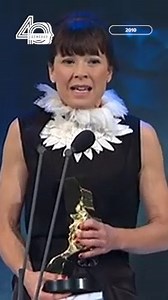 C’est une Anne Dorval essoufflée, émue et hilarante qui reçoit le prix du premier rôle féminin en comédie pour Les Parent. « J’ai le droit d’étirer la sauce! », et on aurait pu l’écouter toute la soirée. 🎟️ Envie d’être là pour vivre les émotions fortes en direct? Les billets pour le 40e sont ici : https://www.placedesarts.com/evenement/prix-gemeaux | Prix Gémeaux