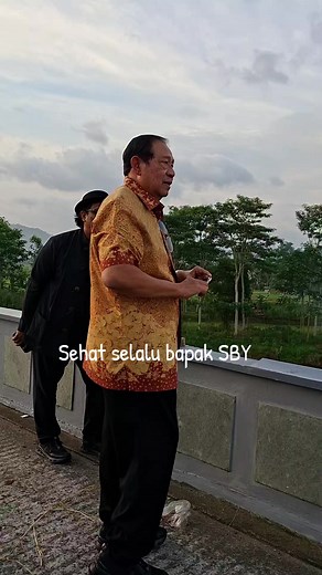 Bapak SBY memoto gunung untuk di lukis. Sehat selalu Bapak SBY Pacitan, 24 Sept 2025