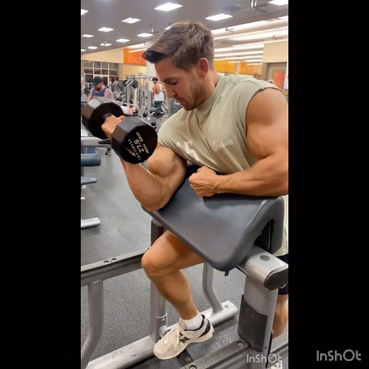 Adam Charlton on Instagram: "Bicep peaks 💪#aesthetics #biceps#bodybuilding#fitness"