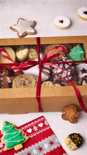 A Christmas cookie box is the best way to spread some festive cheer this holiday season! It is the most thoughtful (and scrumptious) gift to give, and there’s bound to be some tasty leftovers for you to enjoy🍪 It can be hard to know where to start, so I’ve curated a simple guide that does all the planning for you. It’s full of delicious, batch-friendly cookie recipes, packaging tips, decoration ideas, and much more. Plus, I’ve made a printable and digital guide with all the planning tools you n