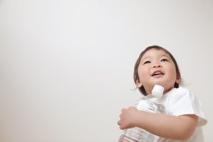 硬水はOK？子供に飲ませる水の選び方 [ミネラルウォーター・天然水] All About
