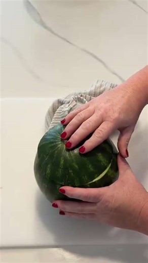 The new way to eat watermelon! #diy #foodhacks #summersnacks