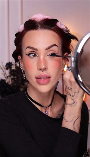 Estou me arrumando pra gira e vim conversar com vocês sobre esse novo perfil 🖤 Vai ser tipo um daily, onde vou mostrar meu dia a dia pra vocês, conversar sobre assuntos que não giram em tono de apenas maquiagem, sabe? 🖤✨ Ah, e sempre que esse chapeu aparece vocês me perguntam da onde é, é da @Aruanda Artigos Religiosos 🔱