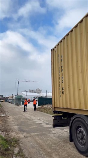 Un moment ‘mileSTONE’: La première pierre, sculptée en Inde, arrive en France, sur le site du Mandir, marquant la prochaine étape de ce projet historique. __ A mileSTONE moment: First carved stone from India arrives in France, at the Mandir site, marking the next phase of this historic project. | BAPS Paris