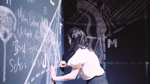 Die ganze Tragik des Erwachsenwerdens lotet das Musical „Spring Awakening – Frühlings Erwachen“ aus. Mit zärtlichen Liedern, die vom Schmerz erzählen, aber auch schnellen, rockigen Nummern, die der Rebellion gegen die vorangegangene Generation Ausdruck geben. Die Neubearbeitung von Frank Wedekinds Stück ist heute noch so drängend und zwingend wie Ende des 19. Jahrhunderts – in dieser mitreißenden Inszenierung vielleicht sogar noch mehr. Aber seht selbst. Spring Awakening – Frühlings Erwachen Mus