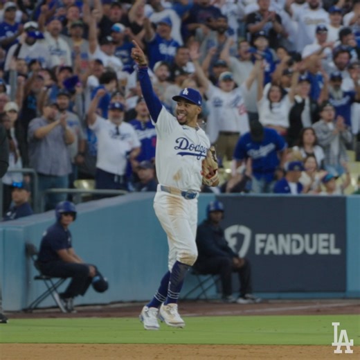 A win in front of Los Angeles for Game 3. #NLCS | Los Angeles Dodgers