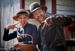 Sarah-Jeanne Labrosse annonce que les tournages de la deuxième saison de Les Pays d'en haut sont terminés - Hollywoodpq.com