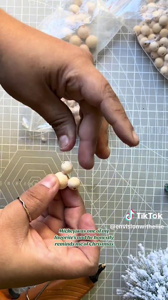 Dollar Tree Mickey Mouse DIY #dollartreecrafts #diydisneydecor #mickeymousediys #diychristmasdecor #diyornaments #craftymoms #craftydad #manualidadesnavideñas #christmasideas #decoraciondenavidad #disneydiys #manualidadesencasa