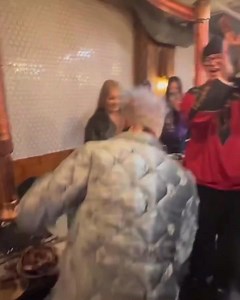#CHANYEOL xuất hiện trên livestream After Party của tiền bối G-DRAGON Đêm hôm qua, sau khi kết thúc đêm diễn Übermensch in Korea – Day 2, tiền bối G-Dragon đã tổ chức buổi After Party và Chanyeolie nhà mình cũng đã tới tham dự. Đầu live, lúc anh Rồng đang loay hoay thắp nến mãi chưa sáng thì Chanyeol tới giúp (anh Rồng để Chanyeol nhà tụi em thắp cho, ảnh có siêu năng lực lửa á 😂). Nến vừa sáng lên cái thì bỗng dưng anh GD la lên với Chanyeol: “Ư RƯ RONGGG”. Chanyeolie bự con nhưng mà vừa nghe 