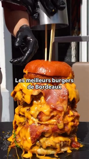 quoifaireabordeaux on Instagram: "🍔 TOP 5 des meilleurs burgers à Bordeaux 😋 Tu cherches LE burger parfait à Bordeaux ? Que ce soit pour un dej’ express, une pause entre potes ou un date au cheddar fondu… on t’a trouvé les 5 spots incontournables : 1️⃣ @kokomocantine – Le burger star sur Deliveroo, avec cheddar affiné & mayo sriracha maison 📍Place Fernand Lafargue 2️⃣ @cantine_gourmande – Ambiance conviviale, burgers maison, sandwichs généreux et salades ultra gourmandes, pour tous les goûts 