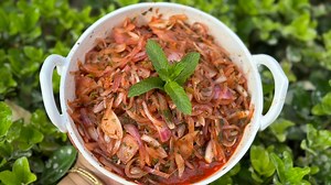 Kashmiri ilaaj garmi ke liye | Banaye piyaz aur pudine ki tasty easy chutney! onion mint chutney | Gandee tchout | Kashmir Food Fusion