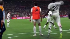 Hier wirft Rüdiger einen Eisbeutel nach dem Schiri