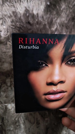 Rihanna – Disturbia #rihannasong #trendingshorts #unboxingvideo #rihanna #single #unboxing
