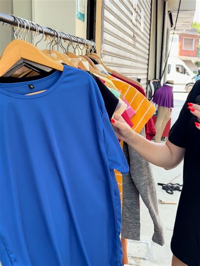 Nuestro perchero de ofertas esta siempre cargado de mercaderia para que puedan encotrar joyitas como estas #flores #ofertas #ropa #barata