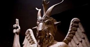Veja os códigos ocultos na estátua do "Templo Satânico"