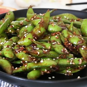 72K views · 680 reactions | https://www.skinnytaste.com/spicy-garlic-edamame/ Asian Spicy Garlic Edamame – an easy, totally addicting snack or side dish – is a flavor explosion in your mouth! | Skinnytaste | Facebook
