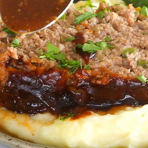 This Easy Meatloaf is a favorite at my house. It's the recipe we always use when we want a meatloaf that's tender, super moist and utterly delicious! PRINT FRIENDLY RECIPE ----> https://www.jocooks.com/recipes/easy-meatloaf/ | JoCooks