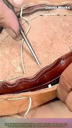 수제화 제작 공정: 가죽 구두 밑창 손바느질 및 왁스 실 스티치 작업 #worker #process #shoemaking #leathercraft #handmade