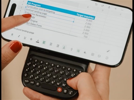 黑莓手机后继有人了，专注手机键盘的品牌Click正式发布Click Phone手机发布首款智能手机Communicator