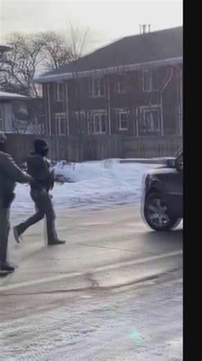 In de Amerikaanse stad Minneapolis demonsteren burgers tegen het doodschieten van de 37-jarige vrouw. Ze eisen dat ICE uit hun staat vertrekt. En ook in andere steden wordt geprotesteerd, onder meer in New York, Washington, Los Angeles en Chicago. | NOS