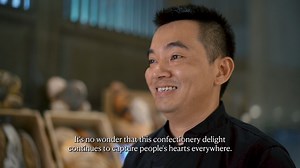 Executive Pastry Chef Duyen Nguyen has a passion for art and colour that he translates into his cuisine. Inspired by the picturesque nature of his upbringing, Chef Duyen incorporates local ingredients and flavours of his homeland into the pastries he makes. Presenting a series of culinary artistry. Taste the extraordinary. ___ Bếp trưởng bếp bánh Nguyễn Duyến là một người yêu thích ẩm thực bánh ngọt truyền thống của Pháp với niềm đam mê sáng tạo. Lấy cảm hứng từ thiên nhiên đẹp như tranh vẽ của 