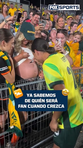 FOX Sports MX on Instagram: "TODAVÍA NO NACE 👶 Y YA TIENE A SU ÍDOLO ⚽️ 🔥 Sam Kerr firmó el vientre de una mujer embarazada en la concentración de su selección, Australia. #futbol #SamKerr #babies"