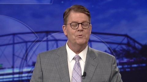 Towing fail: car crashes into store multiple times