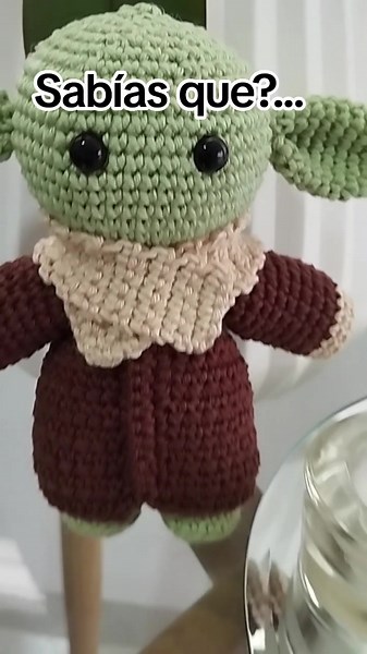 Deja de ser espectador!... Pide a tu pareja, el baby yoda por tu día! #diadelhombre2023 #regaloscreativos #regalospersonalizados #amigurumitoys #babyyodagang💚