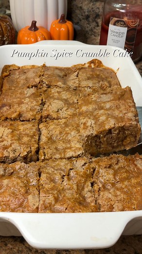 If you want to make the most delicious dessert for thanksgiving, try this Pumpkin Spice Crumble Cake! 🎃🥮🧡. #pumpkin #cake #dessert #thanksgiving #easyrecipe #whatsmomcookin | Whatsmomcookin