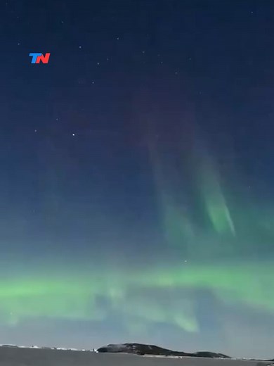 BRILLANTE AURORA BOREAL EN LA ANTÁRTIDA I Fue capturada por un investigador de una de las estaciones australianas el 10 de abril. Dave Scott contó que ocurrió a las 10 de la noche, mirando hacia el cielo occidental.