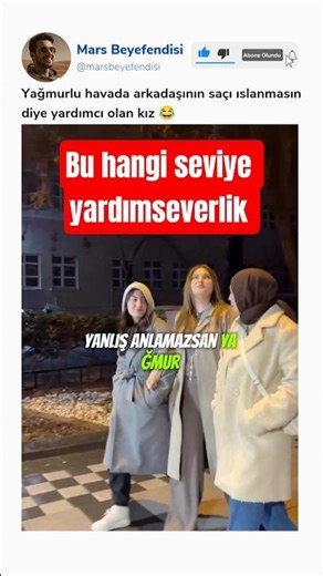 Yağmurlu havada arkadaşının saçı ıslanmasın diye yardımcı olan kız