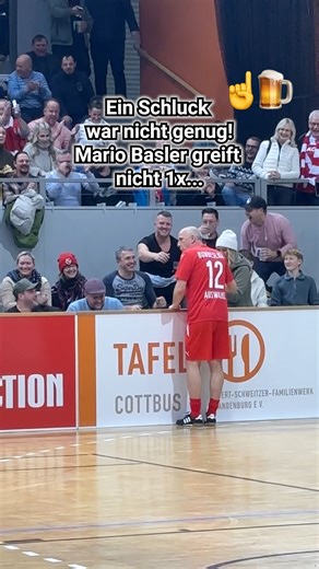 Mario Basler griff gestern (09.01.) während des Spiels beim Hallenturnier "Bretterknaller" zum Bier und wurde dafür von den Fans gefeiert😂🎉⁠ ⁠ Doch ein Schluck reichte ihm nicht! Im späteren Verlauf des Turniers wiederholte er seine Aktion und ließ es sich schmecken. Prost! 😄🍻⁠ ⁠ #fussball #hallenturnier #basler #mariobasler #bier⁠ ⁠ 📷: Jeremy Thomann, Jan Lehmann, Steffen Beyer | Märkische Onlinezeitung - Sport