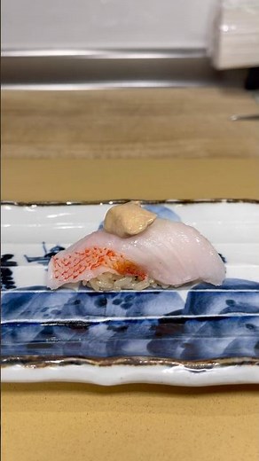 「濃厚に染み渡る脂と上品な旨み。」口に入れた瞬間にとろけるような食感。美味すぎるからぜひ食べてみて欲しい🐟#キンキ #寿司 #sushi #鮨 #japanesefood