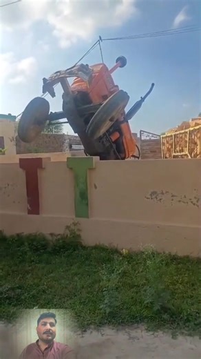 Tractor ka accident ho gaya tractor dewar par chad gaya tractor with overload trolley problem #viral