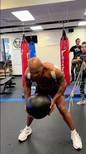 🔥Mike Tyson’s Reaction Time Test Left the Gym Speechless #boxing #miketyson #fightprep #mma
