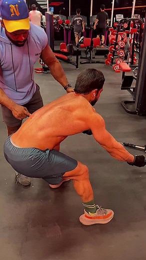 Back hack🔥 . . . . . #samtrainer #gymlife #personaltrainer #reelsinstagram #reelsviral #competition #veins #reelsviralvideo #muscle #muscle | Samfitness.fb