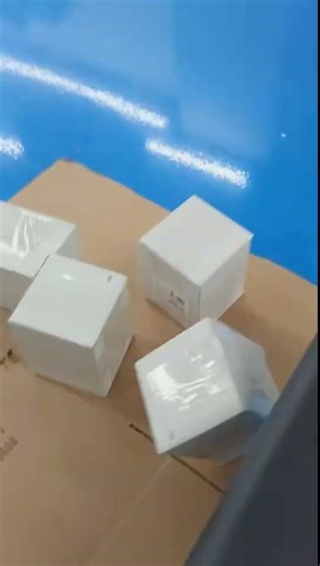 Full automatic labelling machine labeller for applying self-adhesive label to product bag carton box