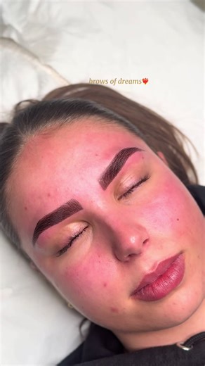 I am in love with these signature brows from this morning❤️ This is the first time my client has had her brows done professionally and she was in love! Book yours today https://thebrowloungebvyg.setmore.com/gemma #fyp #brows #browtechnician #browtransformation #foryoupage